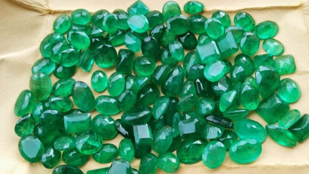 Emerald Gemstone पन्ना किसके लिए शुभ होता है? धारण करने से पहले जानें विधि, फायदे और नुकसान