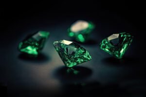 Emerald Gemstone पन्ना किसके लिए शुभ होता है? धारण करने से पहले जानें विधि, फायदे और नुकसान 1